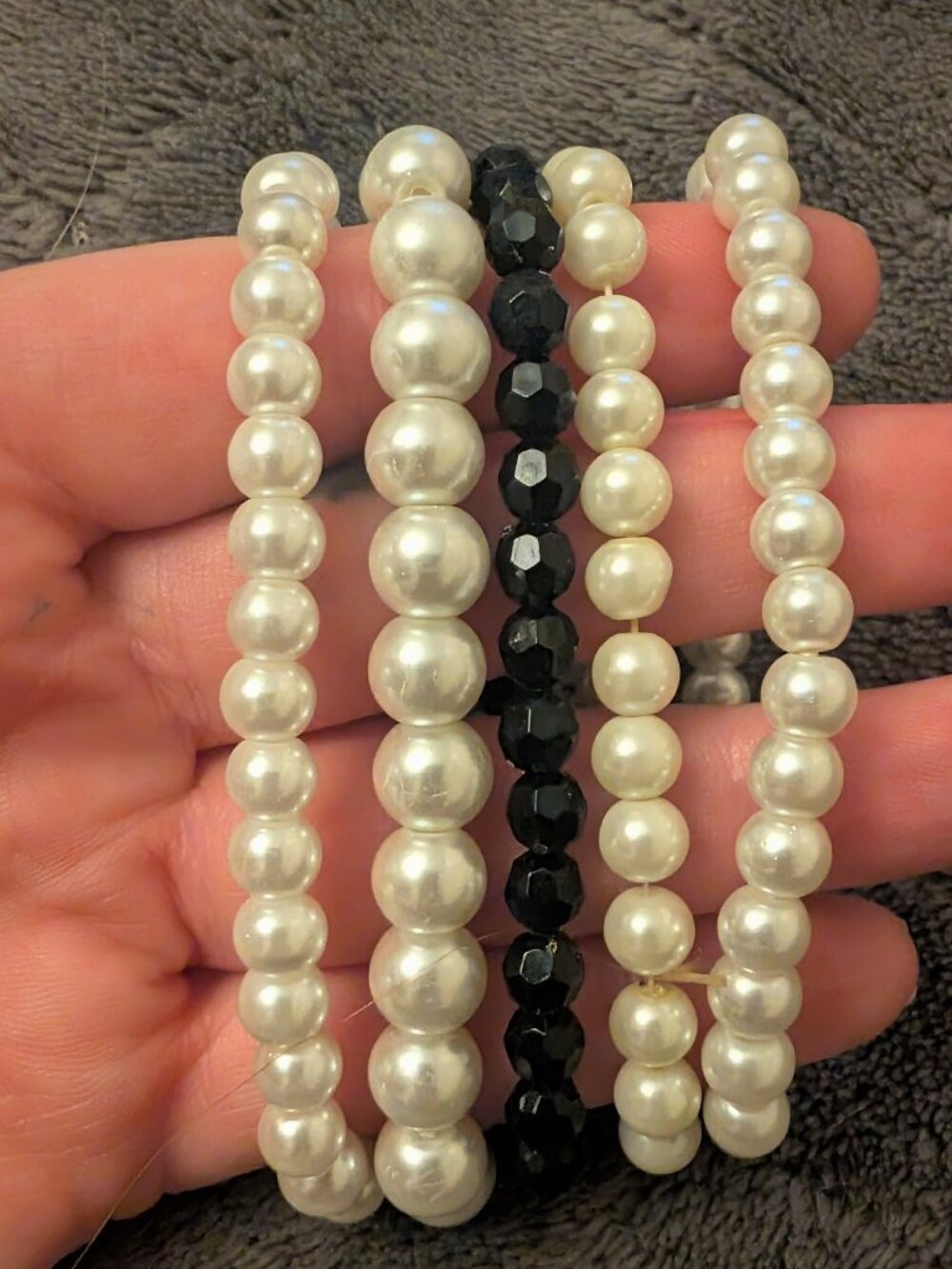 Set of 5 pearl and black beaded stretch bracelets